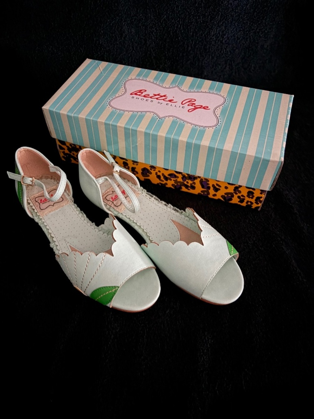 BETTIE PAGE SANDALS FLATS - NEW